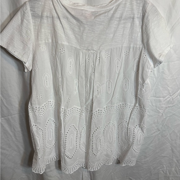 Vince Camuto Large White Short Sleeve Blouse With Lace Accent On Back - Picture 4 of 5